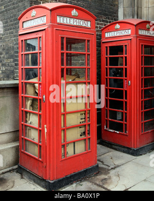 Un vagabond sous les boîtes de carton, de la rue dans un téléphone public fort. Londres, Angleterre, Royaume-Uni. Banque D'Images