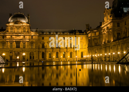 Les Lourve Paris France éclairée la nuit avec reflet dans l'eau Banque D'Images