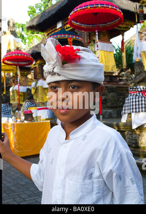 Un garçon à un temple hindou Cérémonie - Ubud, Bali, Indonésie Banque D'Images