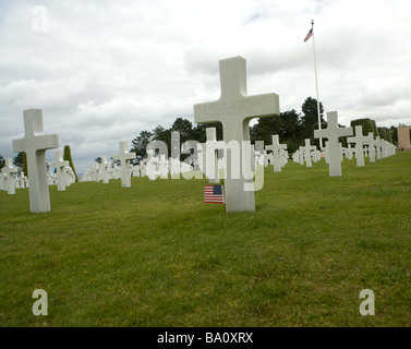 Stand croix blanches en souvenir et de marquage des tombes des militaires américains qui sont morts dans la deuxième guerre mondiale, lors du débarquement. Banque D'Images