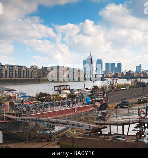 London South Bank sur la Tamise. Vue sur Canary Wharf. Banque D'Images