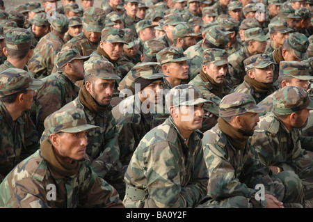 Les recrues de l'Armée nationale afghane à écouter les instructeurs au cours de la formation de base au centre de formation militaire de Kaboul, Afghanistan. Banque D'Images