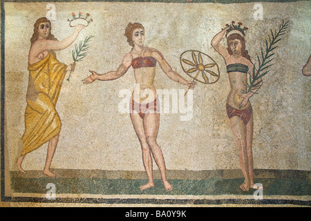 Couronnement de la gagnante fille Bikini Chambre mosaïque des dix vierges Villa Romana del Casale près de Piazza Armerina Sicile Italie Banque D'Images