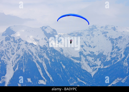 Planai au parapente en Styrie, Autriche, dans l'arrière-plan du Dachstein Banque D'Images