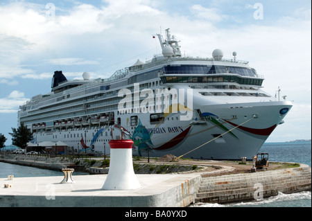 Tiré du bateau de croisière Norwegian Dawn, amarré au bassin nord, Quai de l'Arsenal, Royal Naval Dockyard, Bermudes Banque D'Images