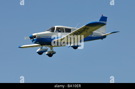 Piper PA28 Cherokee avions qui atterrissent à Wellesbourne Airfield, Warwickshire, UK Banque D'Images