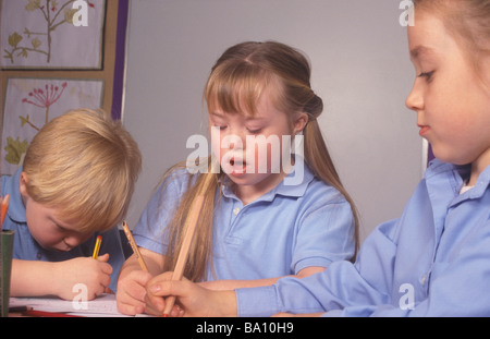 l'enfant atteint de syndrome de down dans l'enseignement ordinaire Banque D'Images