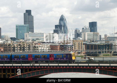 En train First Capital Connect livery crossing blackfriars railway bridge in London England Banque D'Images