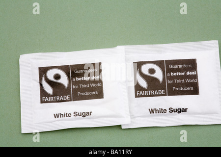 Close up de deux sachets de sucre blanc Fairtrade Banque D'Images