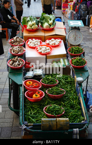 Un marchand d'afficher ses produits frais en vente sur un grand panier sur le milieu de la rue du marché, dans la ville de Busan Banque D'Images