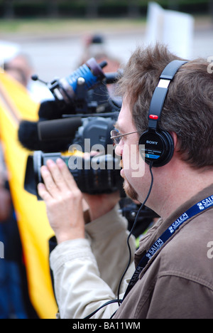 L'homme du son lors d'une conférence de presse (man wearing headphones) Banque D'Images