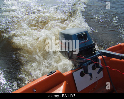 Moteur hors-bord du hors-bord montrant le lavage qui cause des dommages aux berges Banque D'Images