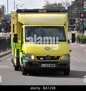 London Ambulance des déplacements à grande vitesse sur l'appel d'urgence Banque D'Images