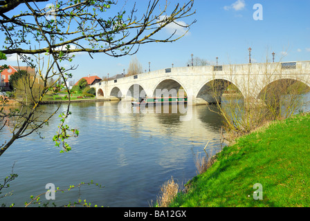 Pont de Chertsey Surrey bateau étroit passage avec UK Banque D'Images