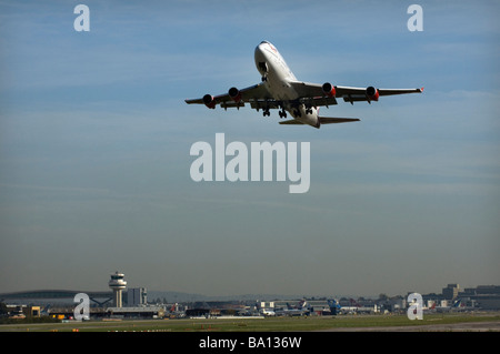 Un Boeing 747 de Virgin Atlantic Jumbo jet décolle de l'aéroport de Gatwick West Sussex sur un vol transatlantique Banque D'Images