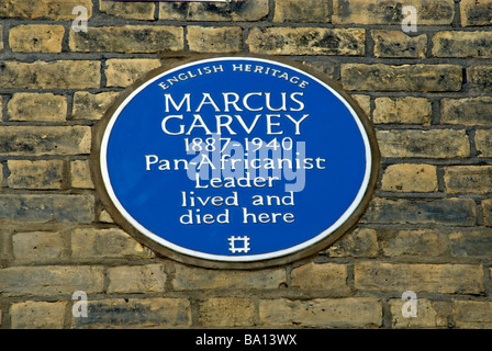 English blue plaque marquant une ancienne maison de pan-Africanistes chef Marcus Garvey, Talgarth Road, Londres, Angleterre Banque D'Images