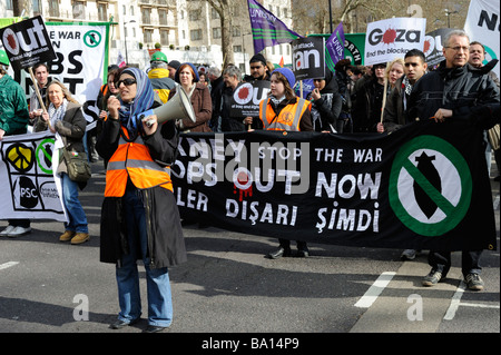 Femme avec un mégaphone en-face de Hackney arrêter la guerre bannière sur G20 de protestation,28 Mars 2009 Banque D'Images