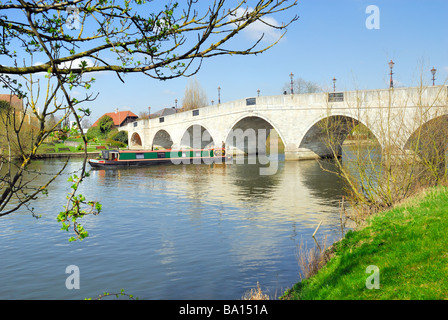 Chertsey avec passant sous le pont de bateau Banque D'Images