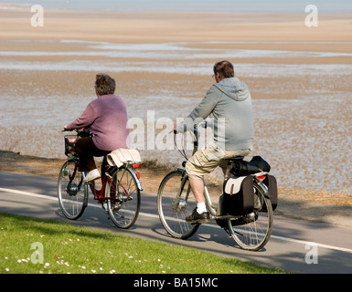 Couple de personnes âgées sur les bicyclettes Banque D'Images
