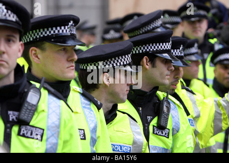 Une ligne d'agents de police lors du G20 à Londres manifestations Banque D'Images