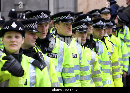 Une ligne d'agents de police lors du G20 à Londres manifestations Banque D'Images