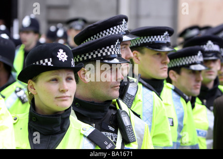 Une ligne d'agents de police lors du G20 à Londres manifestations Banque D'Images