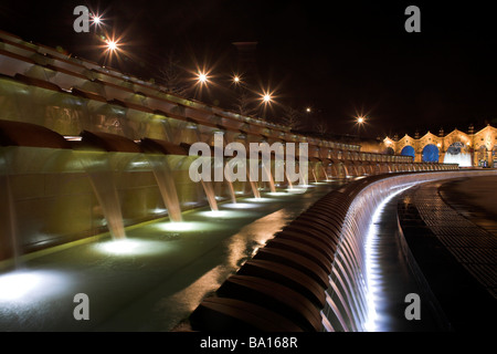 Dispositif de l'eau à la gare ferroviaire de Sheffield dans la nuit. Sheffield, Yorkshire, Royaume-Uni. Banque D'Images