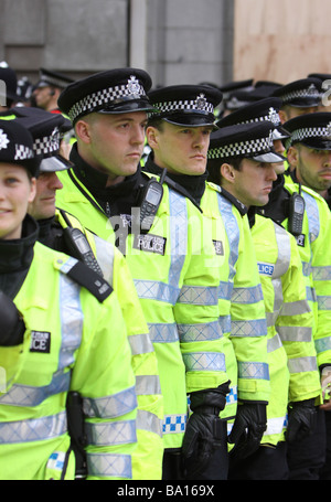 Une ligne d'agents de police lors du G20 à Londres manifestations Banque D'Images