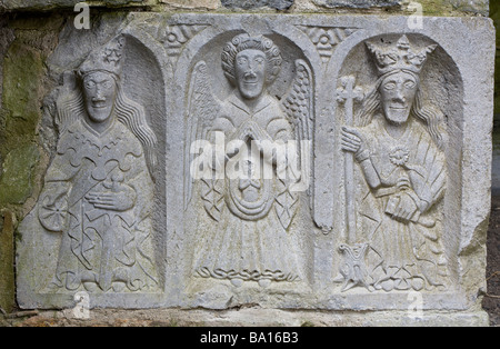 La sculpture de secours de 3 chiffres. Un relief sculpté sur le côté d'un cercueil dans la célèbre vieille abbaye. Banque D'Images