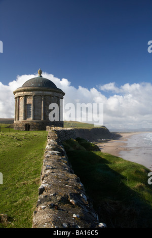 Temple Mussenden sur la falaise dominant la plage de benone strand en descente et le comté de Londonderry derry en Irlande du Nord Banque D'Images