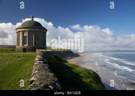 Temple Mussenden sur la falaise dominant la plage de benone strand en descente et le comté de Londonderry derry en Irlande du Nord Banque D'Images