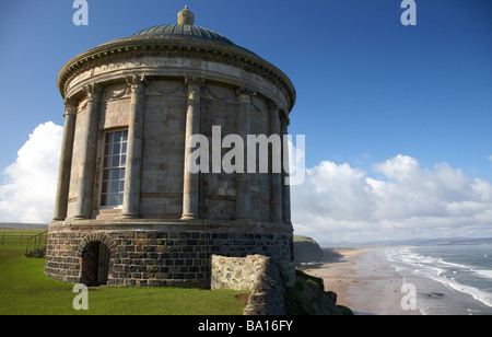 Temple Mussenden sur la falaise dominant la plage de benone strand en descente et le comté de Londonderry derry en Irlande du Nord Banque D'Images