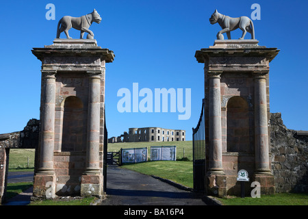 Pierre qui vient d'onces au Lions Gate portes de downhill demesne le comté de Londonderry derry en Irlande du Nord Banque D'Images