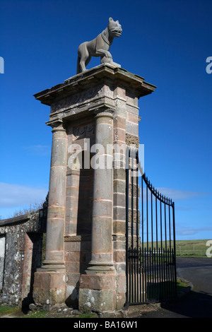 Pierre qui vient d'once au Lions Gate portes de downhill demesne le comté de Londonderry derry en Irlande du Nord Banque D'Images