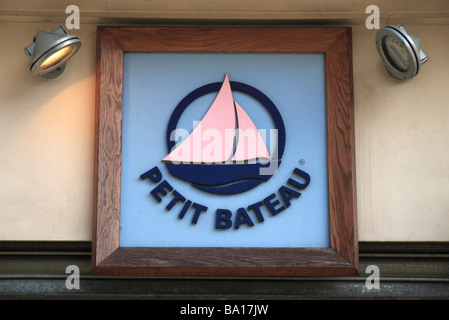 Le signe au dessus de l'entrée du magasin de vêtements Petit Bateau à Richmond, Surrey. Mars 2009 Banque D'Images