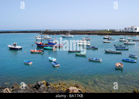 Vue sur le port, Orzola, province de Las Palmas, Lanzarote, îles Canaries, Espagne Banque D'Images