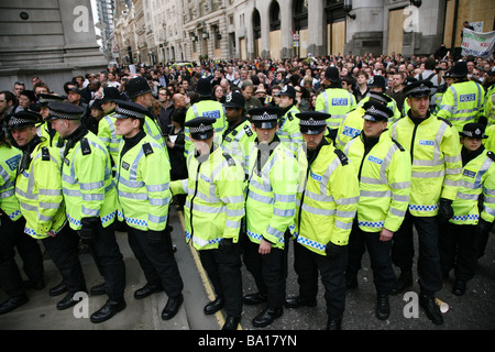 Les agents de police empêche les manifestants du G20 à Londres Banque D'Images