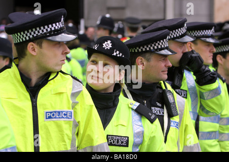 Une ligne d'agents de police lors du G20 à Londres manifestations Banque D'Images