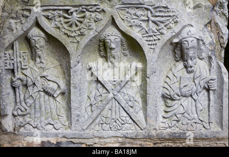 La sculpture de secours de 3 chiffres. Un relief sculpté sur le côté d'un cercueil dans la célèbre vieille abbaye. Banque D'Images