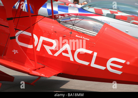 Voltige avion piloté par Oracle Sean Tucker D Air Show à Dayton Ohio Vandalia Banque D'Images