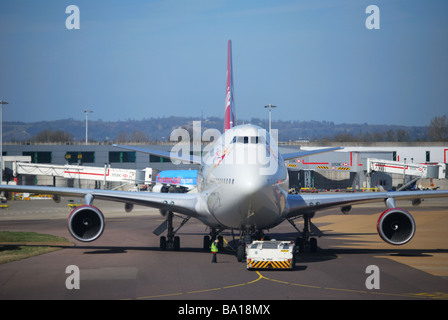 Virgin Atlantic Boeing 747-400 jumbo jet, South Terminal, Gatwick, Crawley, West Sussex, Angleterre, Royaume-Uni Banque D'Images