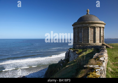 Temple Mussenden sur la falaise dominant la plage de benone strand en descente et le comté de Londonderry derry en Irlande du Nord Banque D'Images