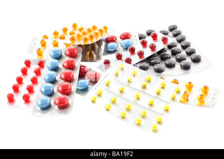 Un certain nombre de pilules ampoules multicolores sur fond blanc Banque D'Images