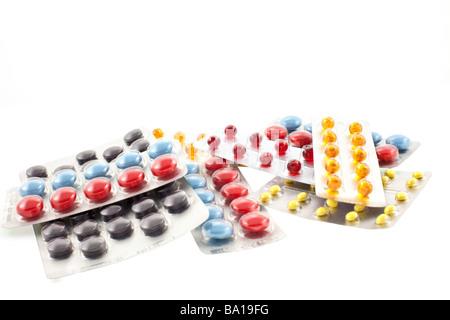 Un certain nombre de pilules ampoules multicolores sur fond blanc Banque D'Images