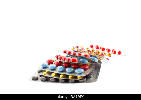 Un certain nombre de pilules ampoules multicolores sur fond blanc Banque D'Images