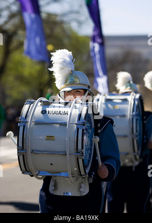 Young Caucasian female drummer in high school Marching Band Banque D'Images