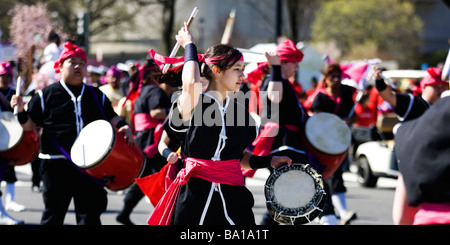 Jeune femme tambours Taiko au défilé - National Cherry Blossom Festival à Washington, DC, USA Banque D'Images