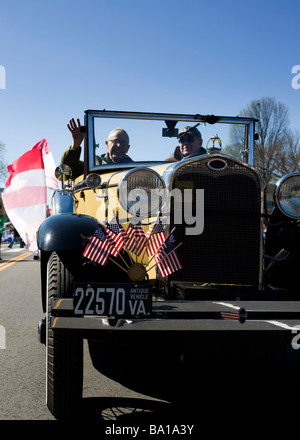 Un modèle Ford voiture antique avec des drapeaux américains Banque D'Images