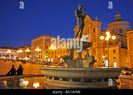 Soirée à l'Aquila's central Piazza del Duomo avec une richesse de bâtiments historiques avant le séisme 04/06/2009 Banque D'Images