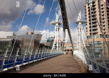 Lowry Lowry Centre passerelle pour le Millénaire sur Manchester Ship Canal sur les Quais de Salford Greater Manchester England UK Banque D'Images